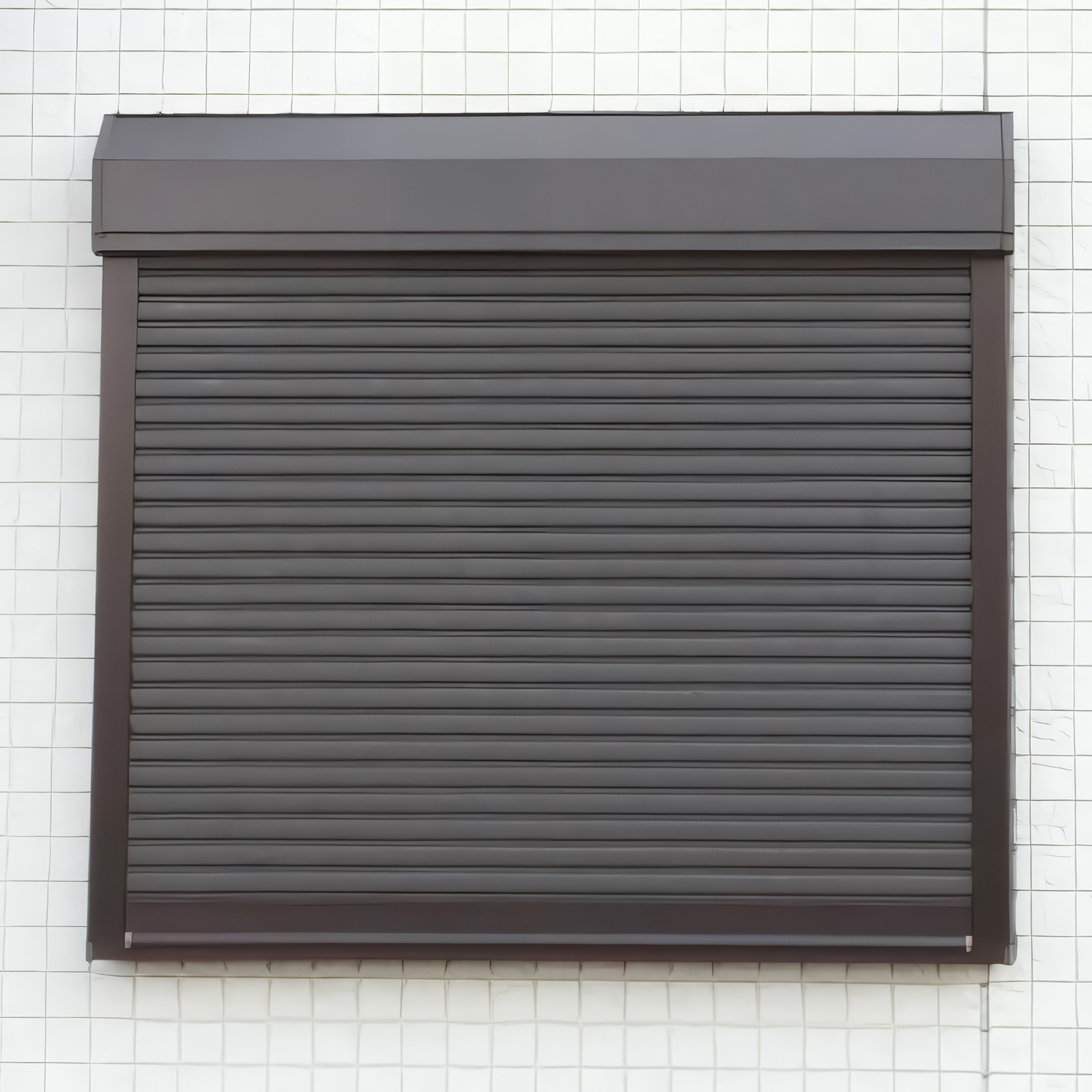 雨の日や夜間に下ろせる窓シャッター。普段はシャッターボックスに収納することで紫外線から守り、閉めっぱなしで留守だと誤解されるリスクも減らせます。