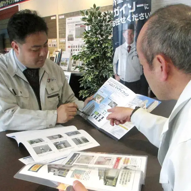 見積とプランの説明をしている様子